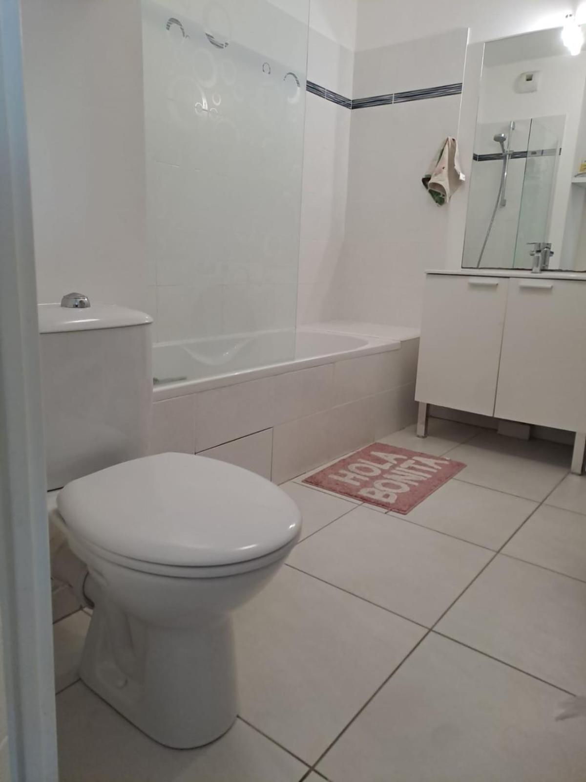 Appartement T2 Avec Terrasse, 5 Min De La Plage Frejus Exterior photo